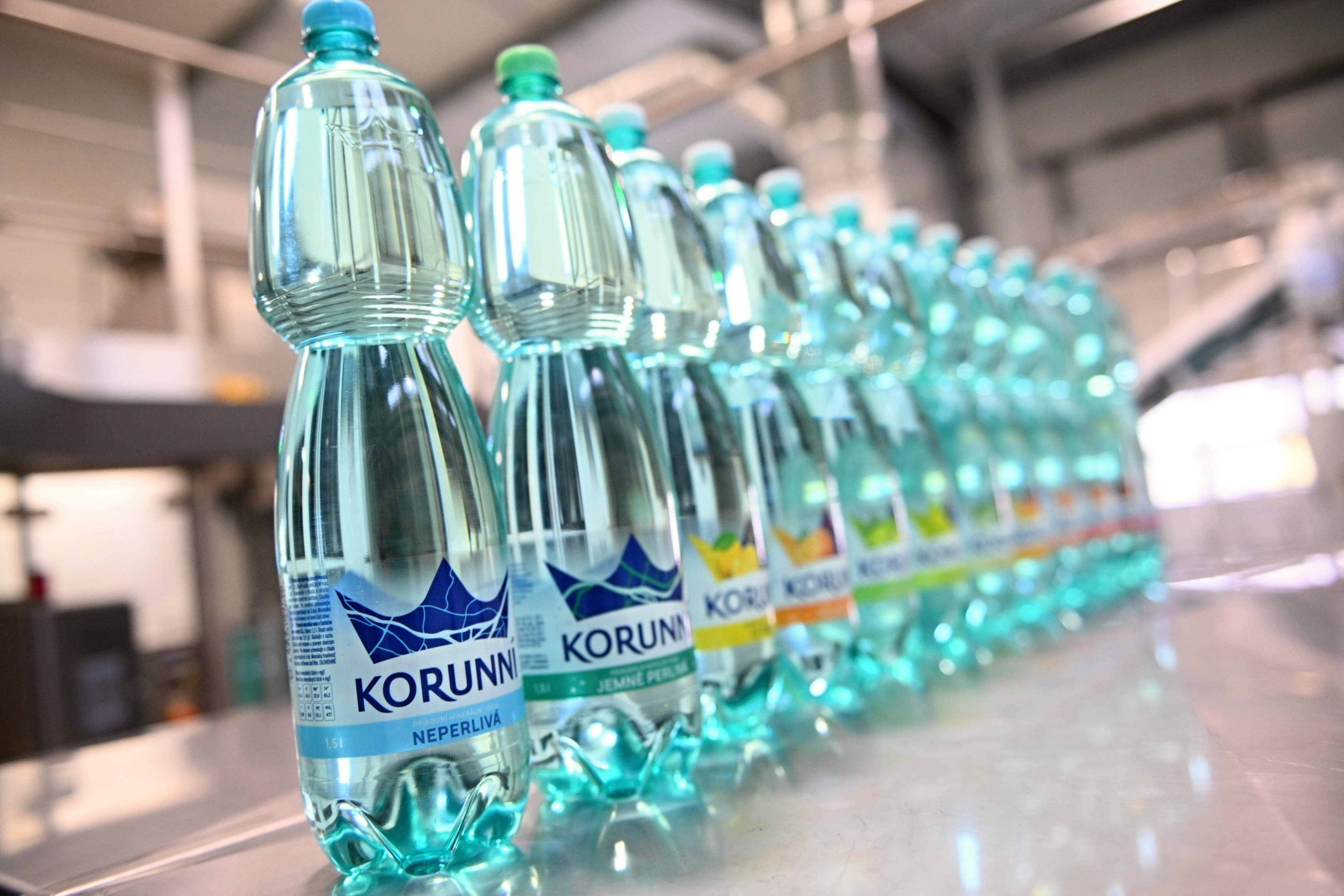 Kofola investuje do minerální vody Korunní. Uvedla do provozu novou výrobní linku a její lahve prošly proměnou
