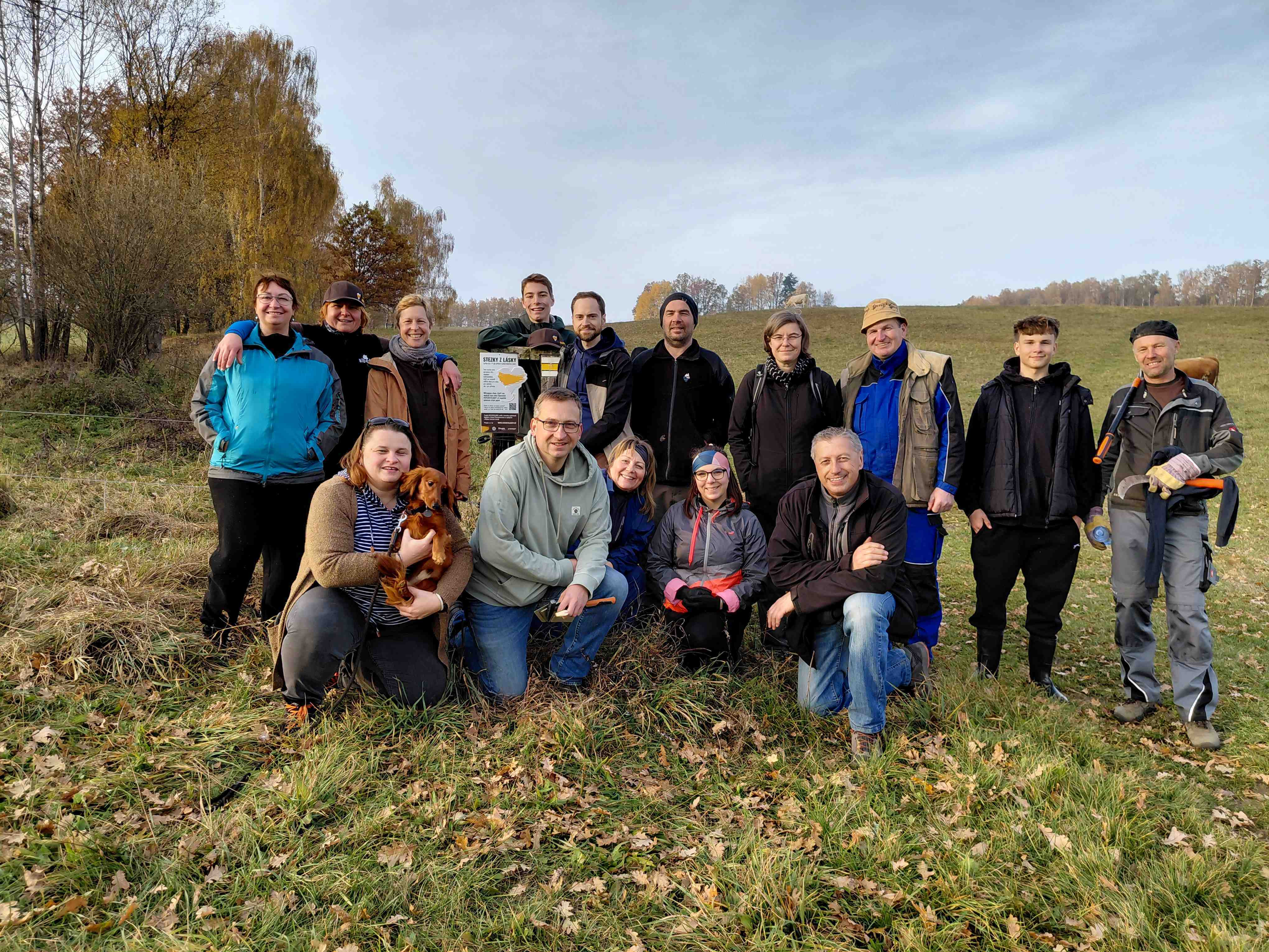 Brigádníci projektu Stezky z lásky zpřístupnili neprůchozí turistickou trasu ve Slepičích horách