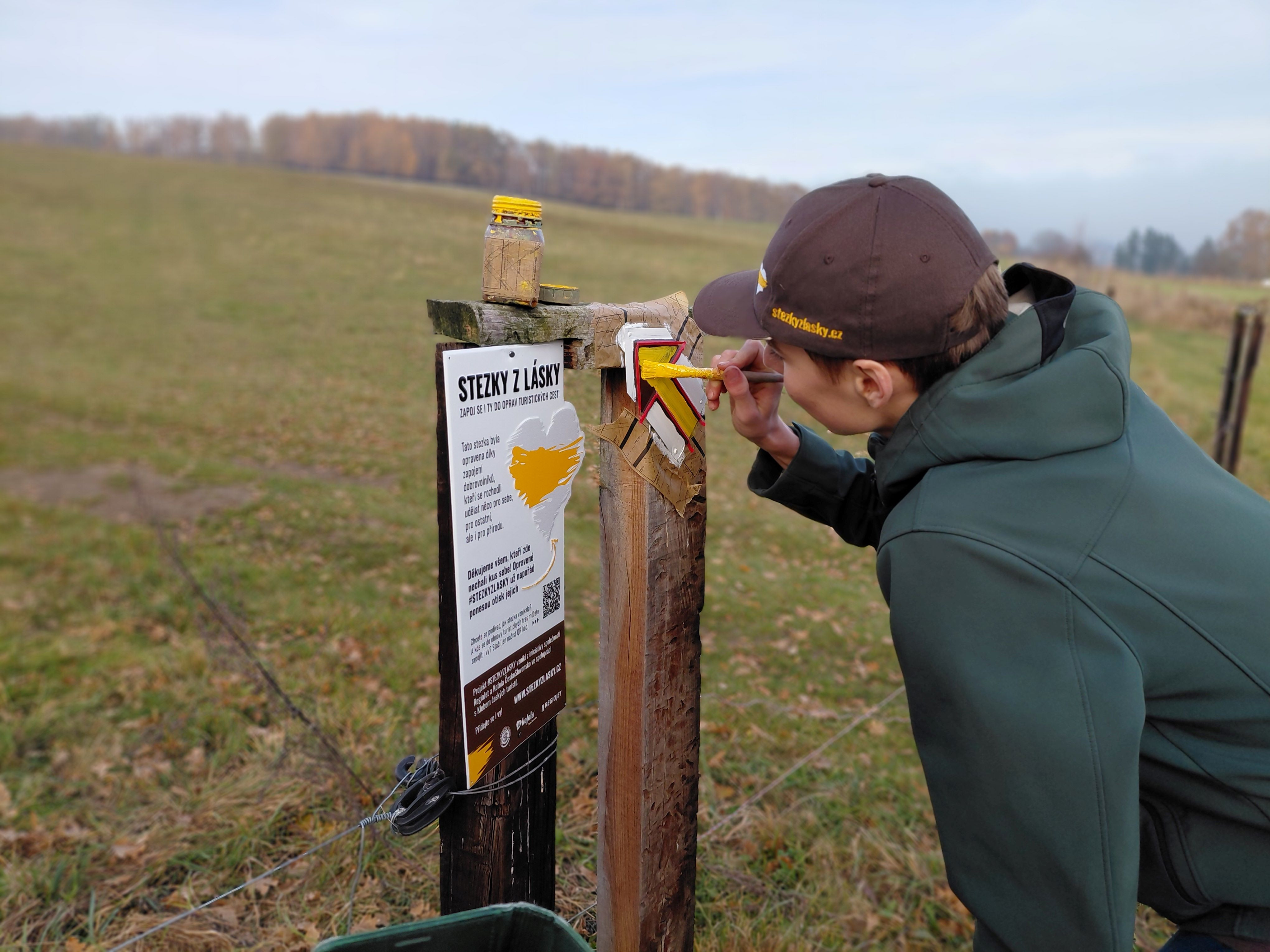 Brigádníci projektu Stezky z lásky zpřístupnili neprůchozí turistickou trasu ve Slepičích horách