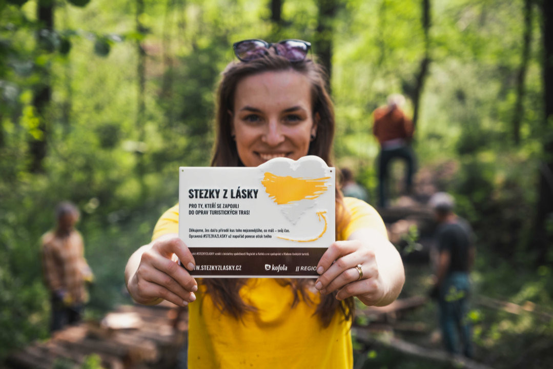Brigádníci projektu Stezky z lásky zpřístupnili neprůchozí turistickou trasu ve Slepičích horách