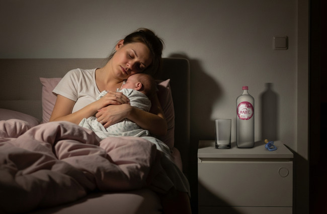 Rodičovství jako služba lékaře na pohotovosti: za první tři roky chybí tisíc hodin klíčových fází spánku
